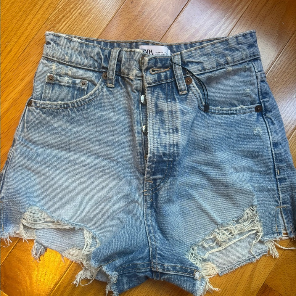 ZARA Light Wash Denim Shorts 🤍
Size: 2
Condition: Brand new — never worn